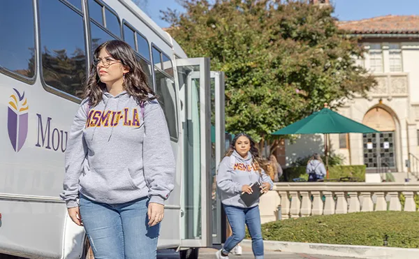 Two students at the MSMU shuttle.